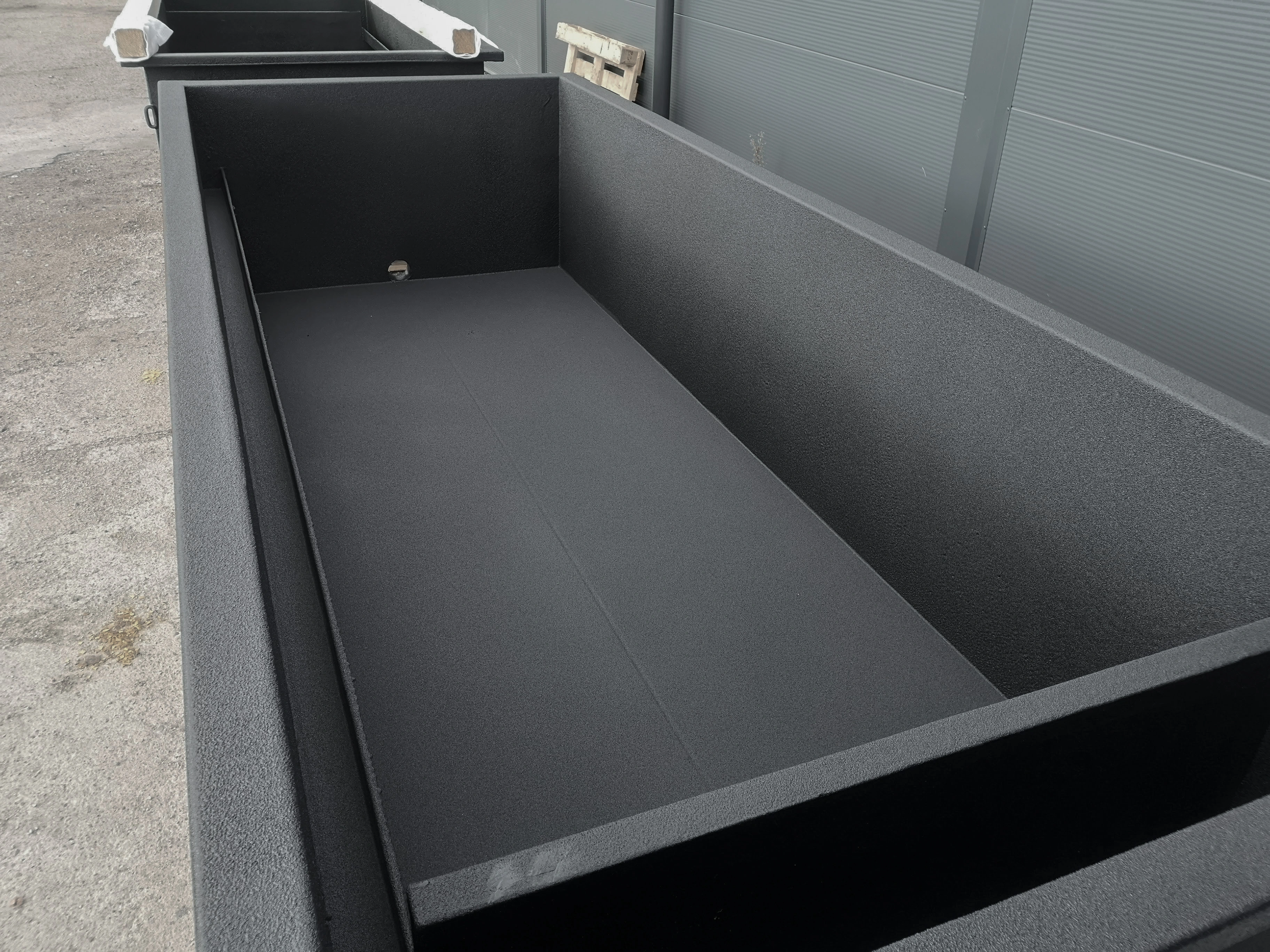 The interior of the steel tank is covered with a continuous gray coating